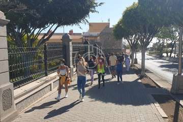 Protesta de los trabajadores del Paco Artiles y encuentro al aire libre con el alcalde en Arnao/TA.